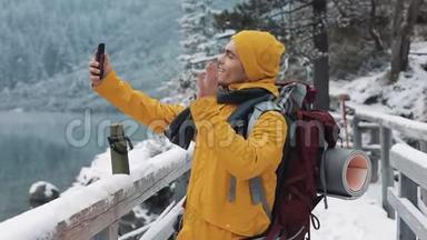 寒假里有视频聊天的年轻人。 Hiker在手机<strong>摄像</strong>头旁边挥舞着<strong>摄像</strong>头